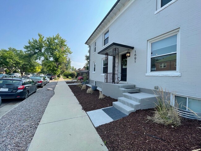 Building Photo - Killer Location w/ Utilities Included!