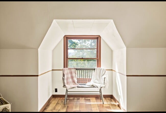 Building Photo - 1548 NW Eden St