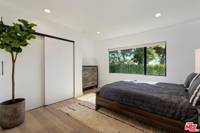 Building Photo - 2400 Glendower Ave