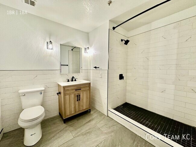 Building Photo - 202 W 5th St