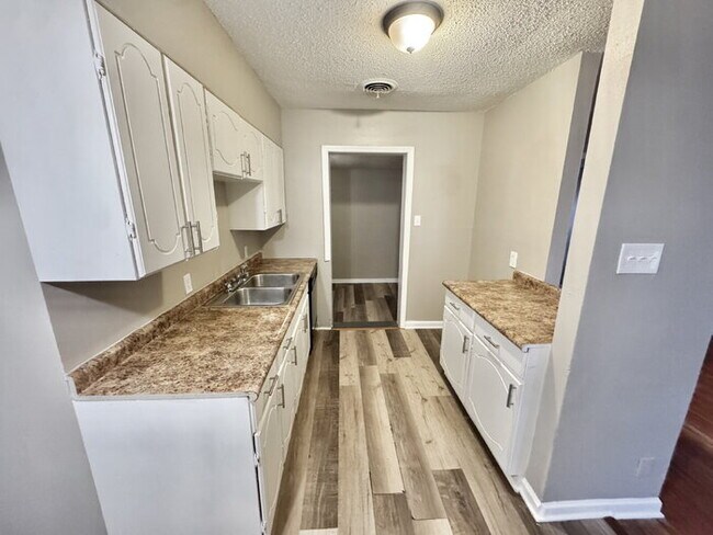 Building Photo - 3588 Hendricks Ave