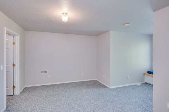 Building Photo - 3 Bedroom Farm House For Rent