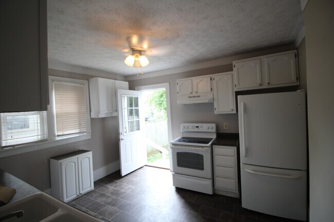 Building Photo - SPRING MOVE IN SPECIAL!! Large 2 bedroom duplex in Weiland Park / Italian Village area