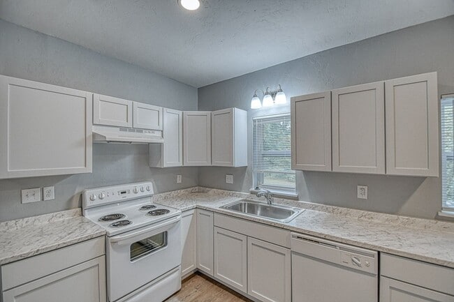 Building Photo - Newly Remodeled Campus Property!