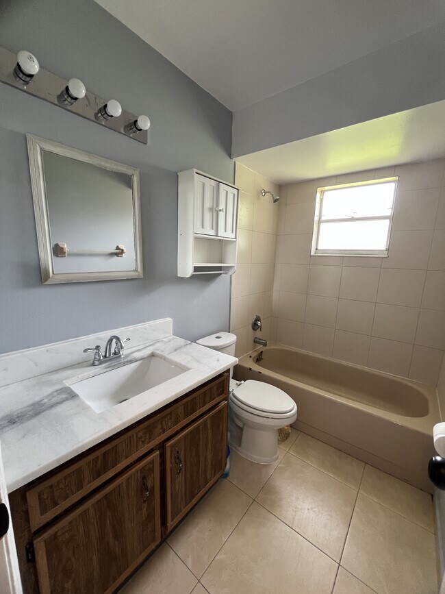 Building Photo - 7628 Rio Pinar Lakes Blvd