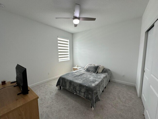 Building Photo - 10230 SW Orana Dr