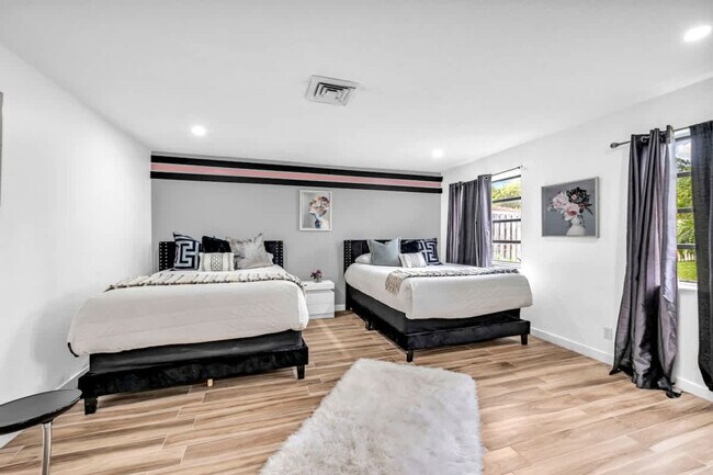 Building Photo - 1006 SE 6th St