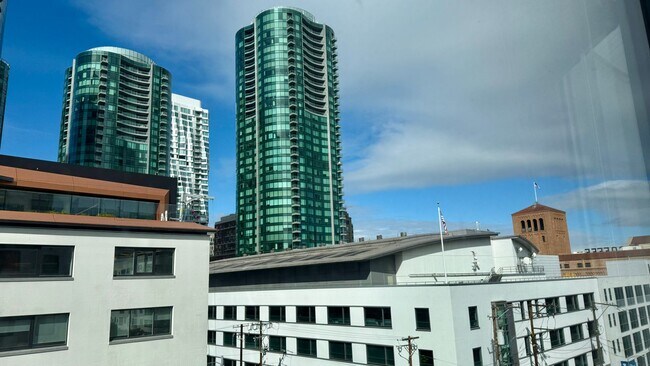 Building Photo - One Bedroom**Parking Included**The BayCrest- A Full Amenity Building**Open House**Sat/Sunday**11-...