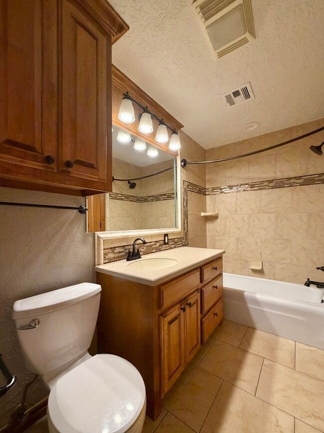 Building Photo - 6933 NW Eisenhower Dr