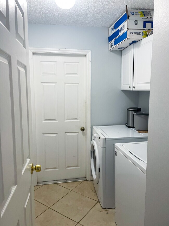 Building Photo - 4119 Forest Island Dr