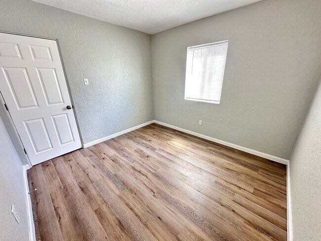 Building Photo - 2120 La Veta Dr
