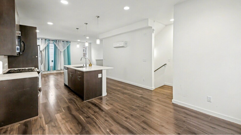 Building Photo - 2405 S Holgate St