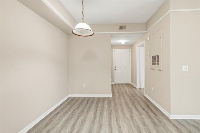 Building Photo - 2801 Chancellorsville Dr