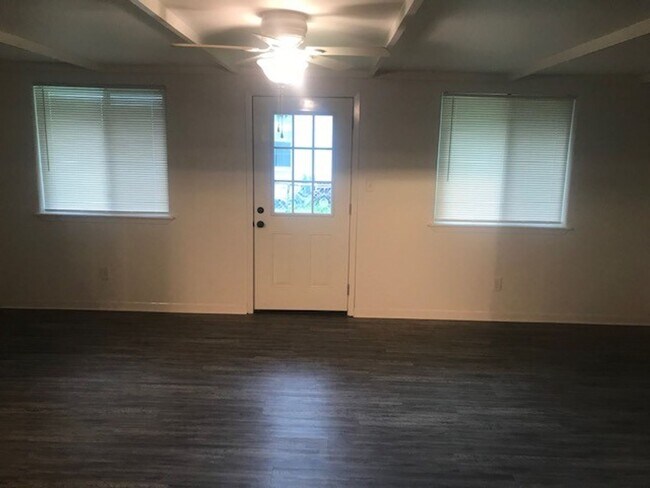 Building Photo - RECENTLY REMODELED BIG 4 BEDROOM 2 BATH LE...