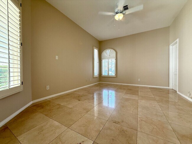 Building Photo - Grand 3 bedroom home with lake and golf co...