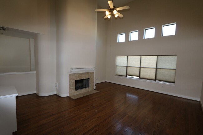 Building Photo - 1046 W 25th St