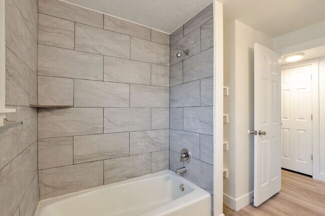 Building Photo - North Salt Lake 2 BD 1 BA - $500 Amazon Gift Card!! - $500.00 Security Deposit OAC -Brookside Lof...