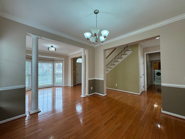 Building Photo - Stunning  4 Bed 3 Bath Home With Spacious ...