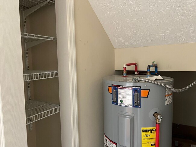 Building Photo - AVAILABLE January 2026! Secluded 2 bedroom...