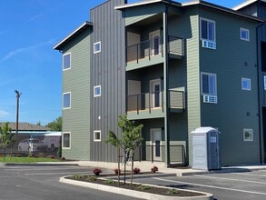Building Photo - Studio Apartment in the Heart of Redmond
