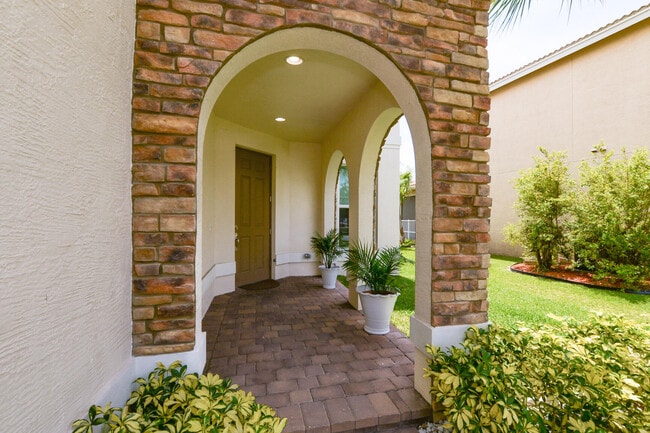 Building Photo - 713 NW Leonardo Cir