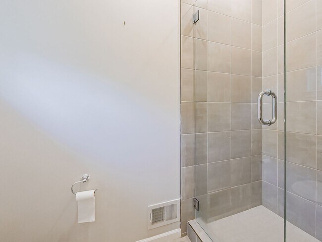 Building Photo - AVAILABLE NOW! Stunning 5-Bedroom Home in ...