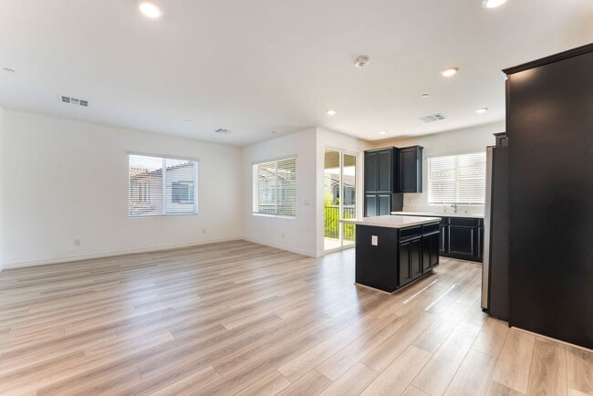 Building Photo - Bright Townhome in Gated Community!