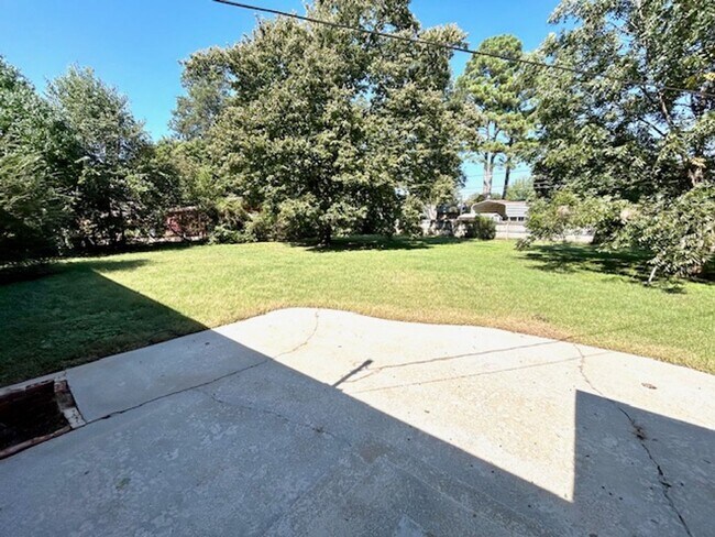 Building Photo - Coming Soon 10/8/25! Charming and spacious...