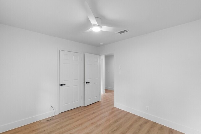 Building Photo - 62 Greenbriar Dr