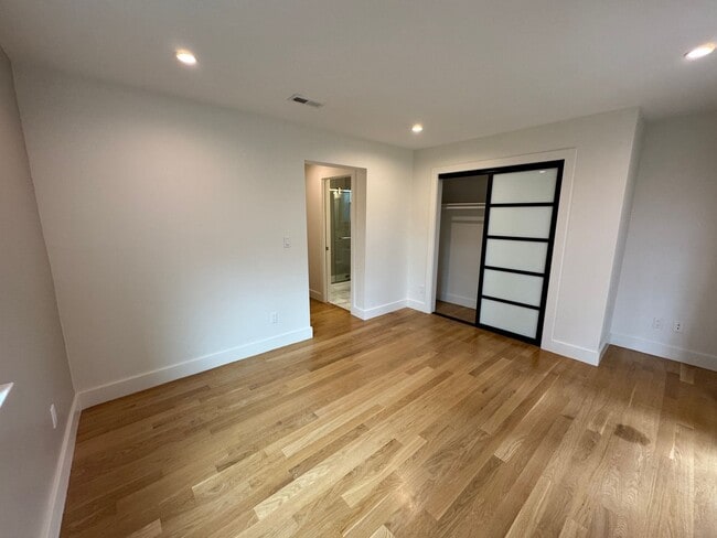 Building Photo - Stunning 4BD/4BA Contemporary Home with Go...