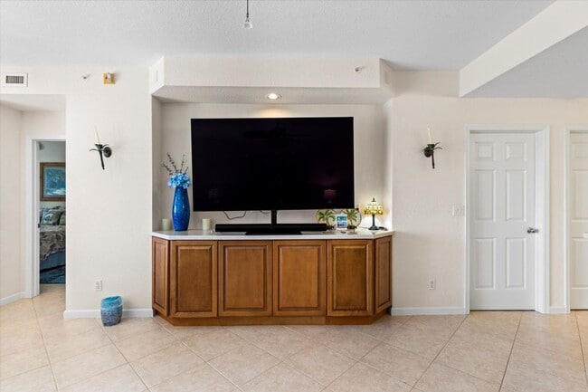 Building Photo - Seasonal Waterfront Living | Available April 15 – October 31