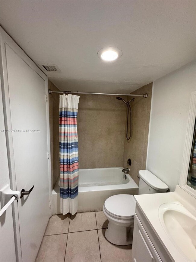 Building Photo - 4174 Inverrary Dr