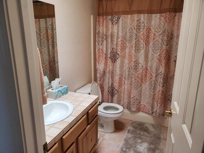 Building Photo - GREAT FURNISHED HOME WITH SIDE PARKING!