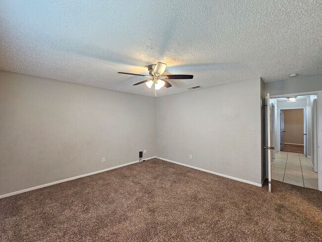 Building Photo - 2301 Zinnia Ct