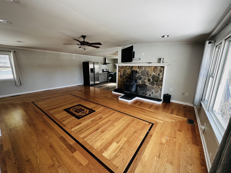 TV swivels on mount - 5 Greenwich Dr