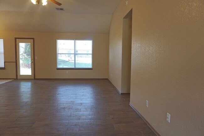 Building Photo - Charming Home in Stonepoint!