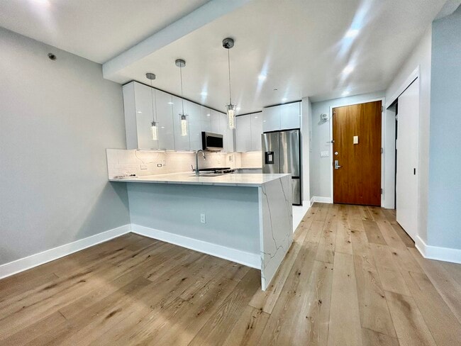 Building Photo - 20 Newport Pkwy