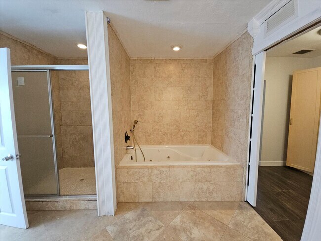 Building Photo - 6610 SW 26th St