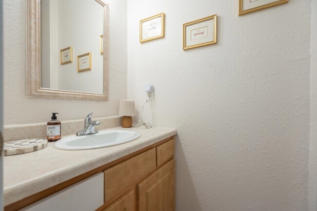 Building Photo - 114 Cedar St