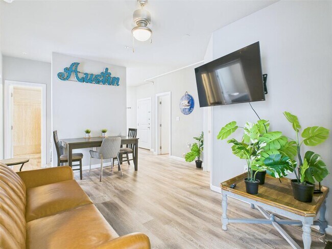 Building Photo - 911 W 22nd St