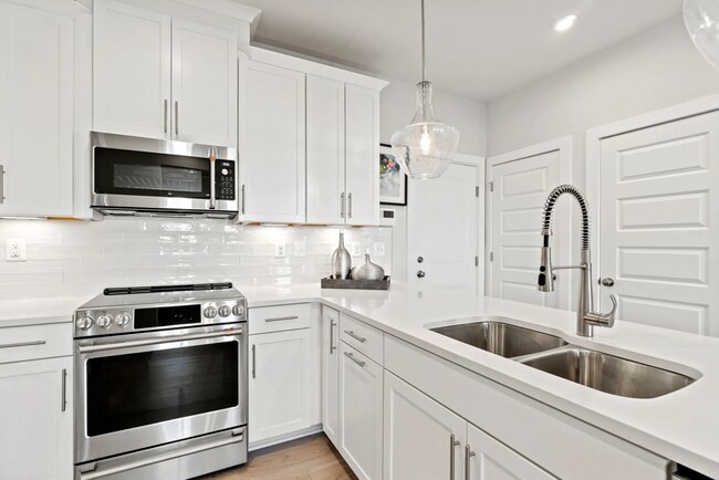 Building Photo - 1117 N Lombardy St