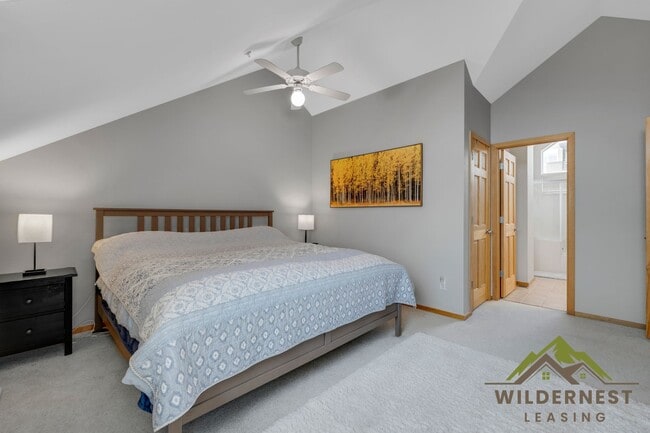 Building Photo - Spacious Townhome with Amazing Views