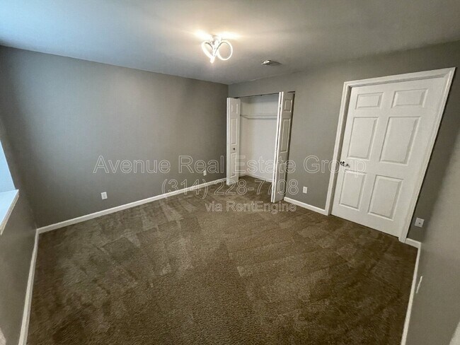 Building Photo - 5533 Emerald Pl Dr
