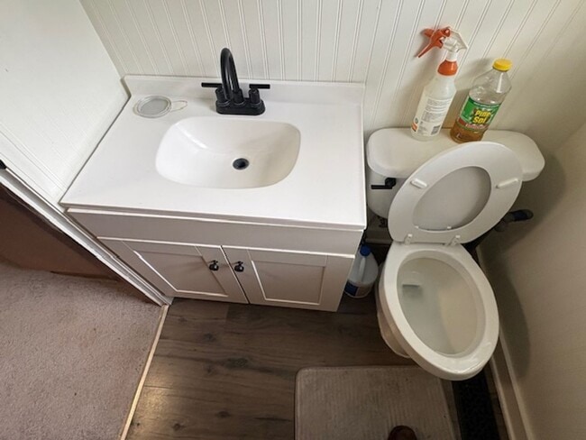 Building Photo - Fully furnished house on the outskirts of town.