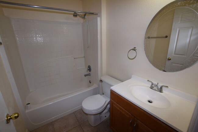 Building Photo - 1060 Dudley Dr