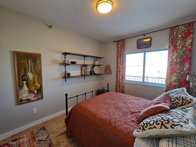 Building Photo - 221 E 5th St