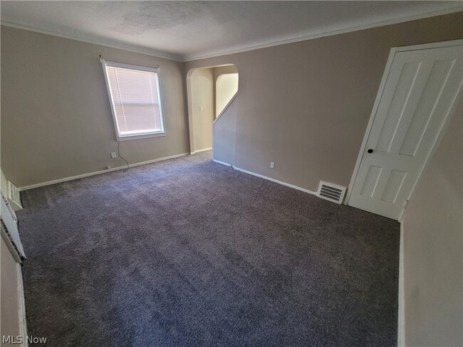 Building Photo - 255 E 250th St