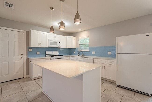Building Photo - Beautiful 3 bedroom, 2 bathroom home in North Lamar!!!