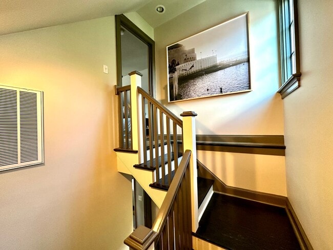 Building Photo - 3 Bedroom 2.5 Bath House in the hip Elliot...