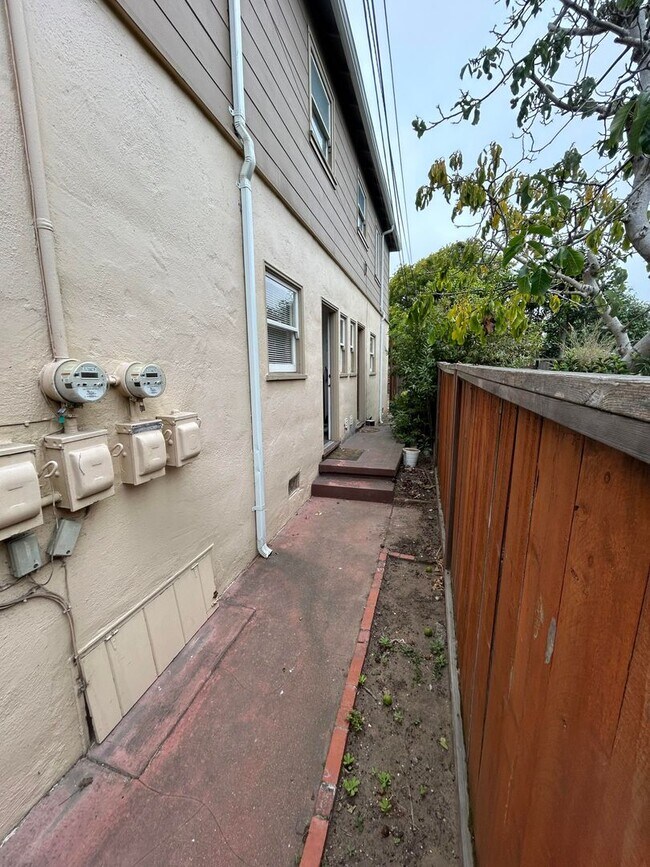 Building Photo - 1537 Pearl St